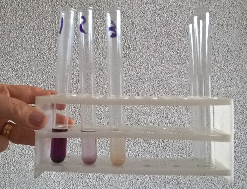 Test con cloruro ferrico per verificare la purezza dell’acido acetilsalicilico.